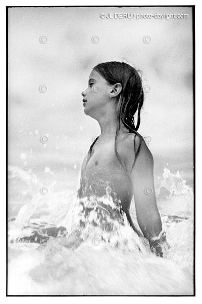 petite fille dans la mer -  little girl in the sea